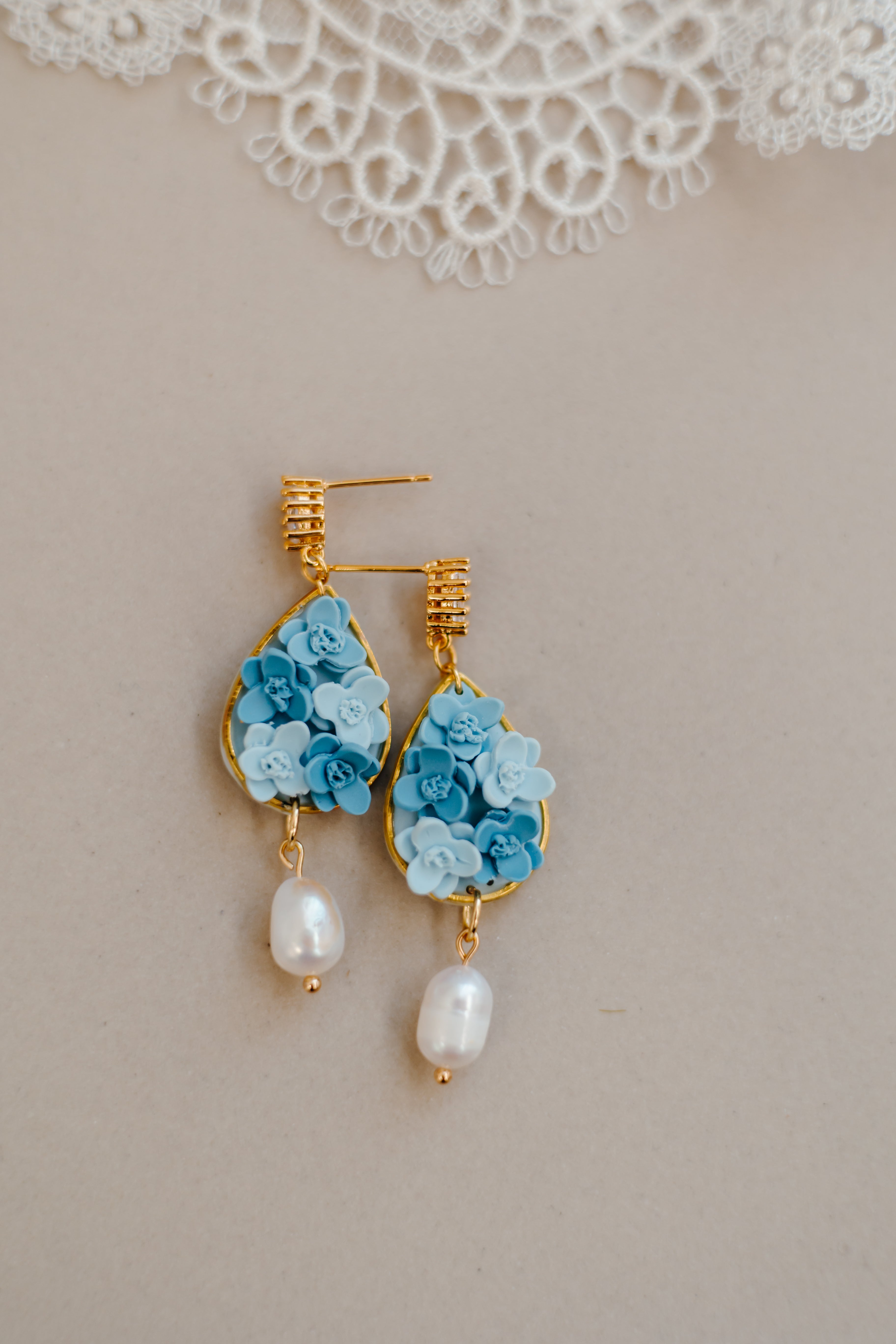 J15 Dove Blue Floral Clay Earrings – Lightweight Bridal & Spring Statement Earrings